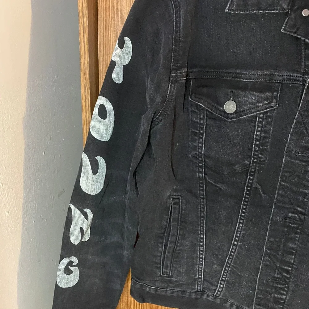 American Eagle Young Money Denim Jacket Mens Large Black Graphic Sleeve Trucker